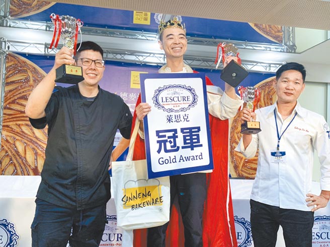 德麦食品第2届「国王派冠军赛」传统类冠军得主康丰柚（中）、亚军周俊宏（左），及季军李圣杰。（吴奕萱摄）