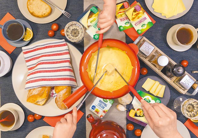 富华公司推出「简易居家起司锅料理组」运用Arla艾曼塔切片起司重现瑞士起司锅。（富华提供）