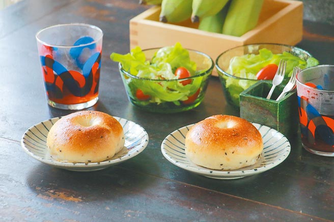 陈耀训麵包埠推出「康门贝尔贝果」，将康门贝尔起司与葡萄乾搭配。（陈耀训麵包埠提供）