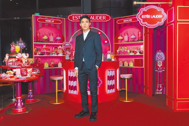 3.男星陈昊森为雅诗兰黛「奇幻圣诞糖果屋」站台，全身也充满粉色泡泡。（雅诗兰黛提供）