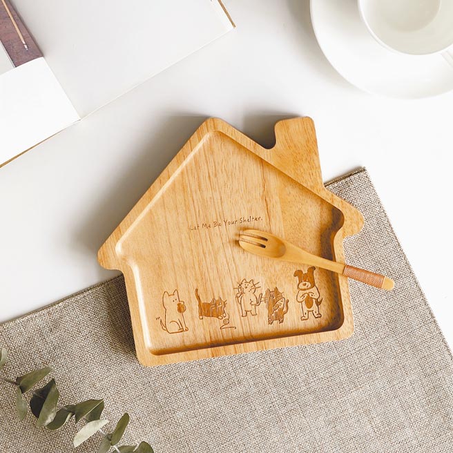 HOLA x 浪浪别哭橡胶木餐盘附木叉，原价899元/组特价799元/组。（HOLA提供）