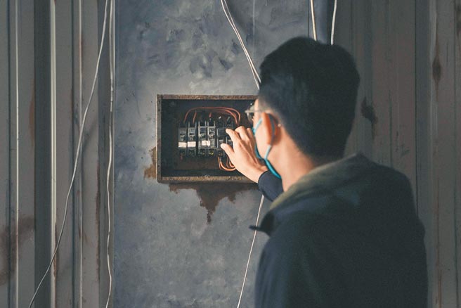 IKEA推出「20㎡的希望」漆黑体验屋，呈现能源贫户面临的问题。（IKEA提供）