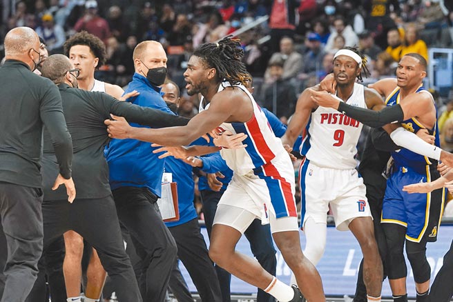 活塞中鋒史都華（中）試圖突破人群找詹姆斯算帳。（美聯社）