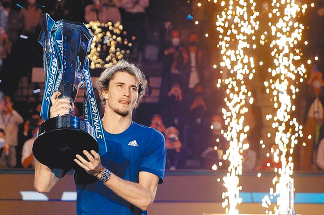 小祖维瑞夫高举ATP年终赛冠军奖杯。（路透）