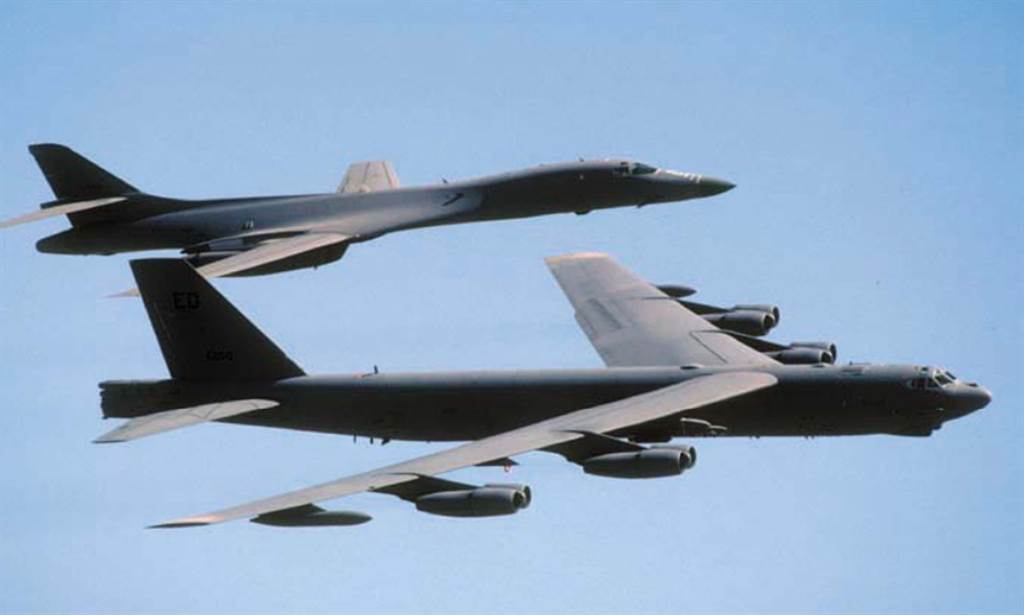 美國空軍B-52與B-1B轟炸機，這兩型轟炸機都具有核武打擊能力。(圖/美國空軍)