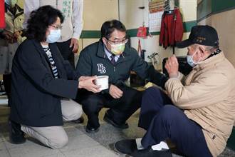 冷氣團報到 黃偉哲赴台南火車站周邊送暖慰問街友