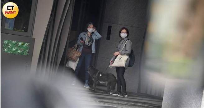 林依晨的婆婆跟助理还有狗一起出家门口等车。（图／本刊摄影组）