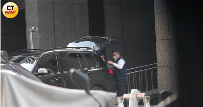 车子开进诊所停车场入口前，先放助理和狗下车。（图／本刊摄影组）