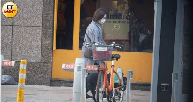 助理在月子中心附近先遛遛狗。（图／本刊摄影组）