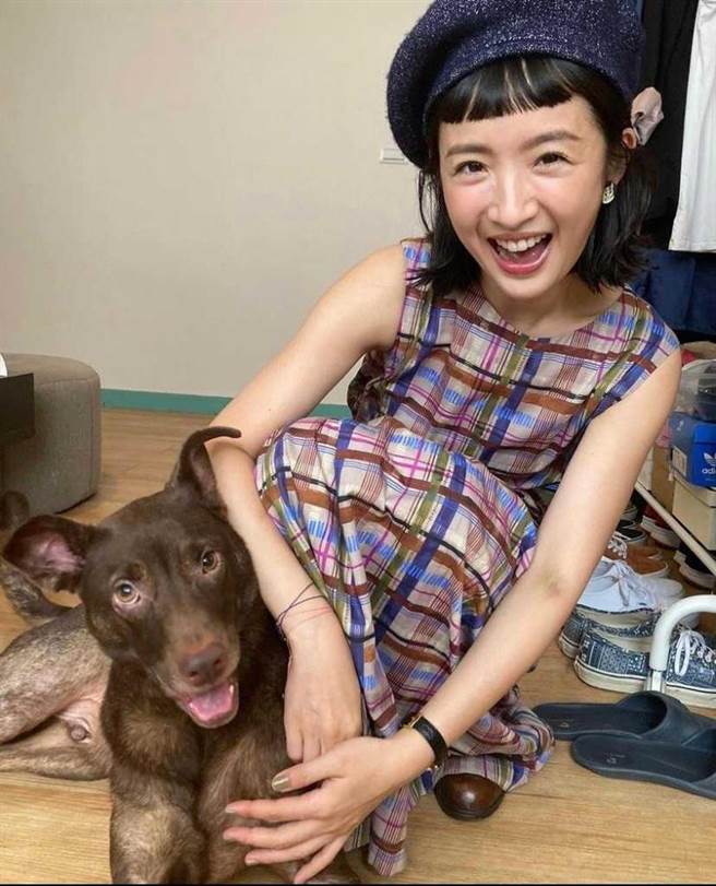 林依晨坐月子时爱犬还跟着婆婆一起去探望她，据了解她将于本月25日出席香水活动，届时将是她产后首次公开露面。（图／摘自林依晨IG）