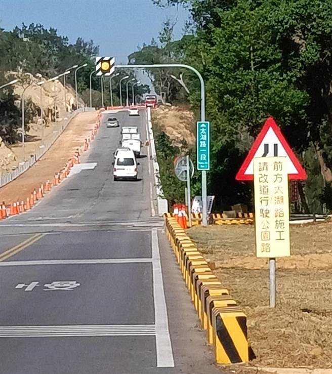 金门金湖镇主要联外道路之一太湖路，12／1起至12／12，因办理「公园路口至经武路口道路拓宽改善工程」刨铺AC（沥青混凝土）作业需要，将连续12天封闭道路施作。（金湖分局提供）