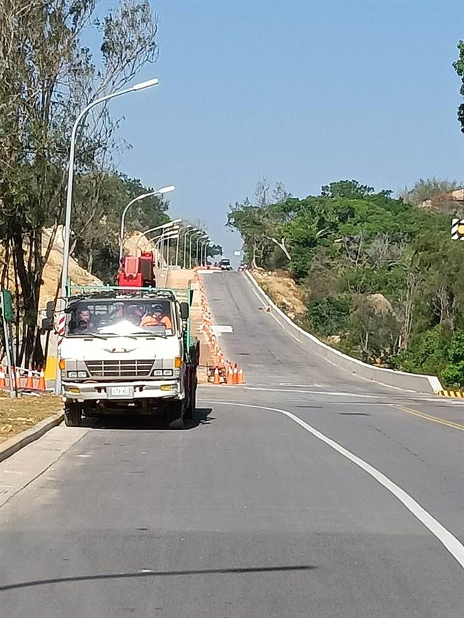 金门金湖镇主要联外道路之一太湖路，12／1起至12／12，因办理「公园路口至经武路口道路拓宽改善工程」刨铺AC（沥青混凝土）作业需要，将连续12天封闭道路施作。（金湖分局提供）