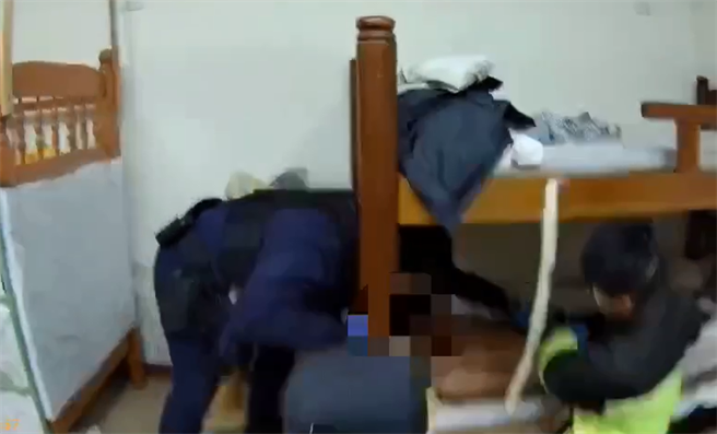 警方到场进入移工宿舍逮到男子，男子遭压制不断大吼「我不要」、「我坏掉（杀掉）我老婆」，甚至一度挣脱持菜刀抹颈，所幸伤口不深、送医无大碍。（警方提供）