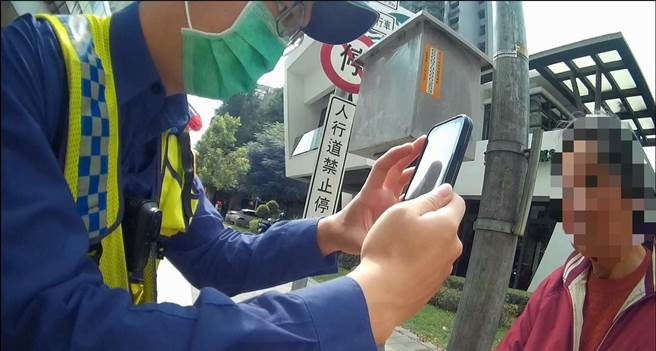 员警灵机一动，使用警用人脸辨识系统比对，随即跳出与老妪特徵相符的身分资料。（警方提供）