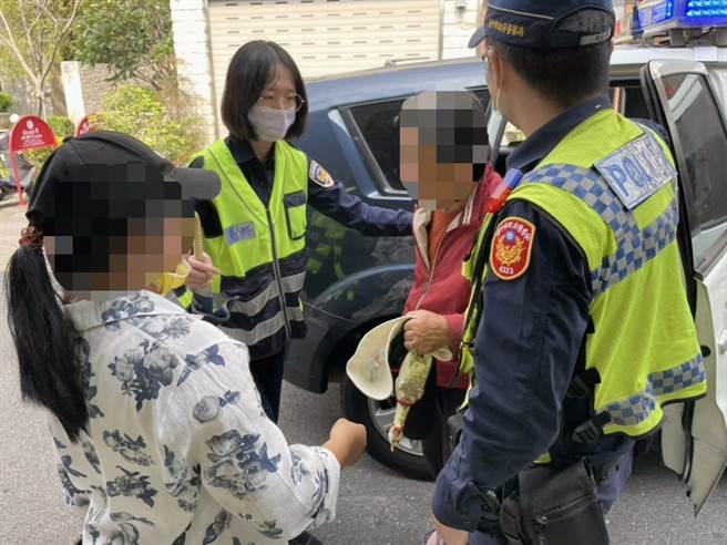77岁的纪姓老妪，在热心员警的协助下顺利返家。（警方提供）