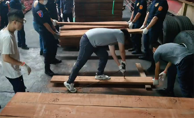 警方在2500支木条内，陆续开拆118条木条，总共查获1172块海洛因砖，约446.8公斤。(戴志扬翻摄)