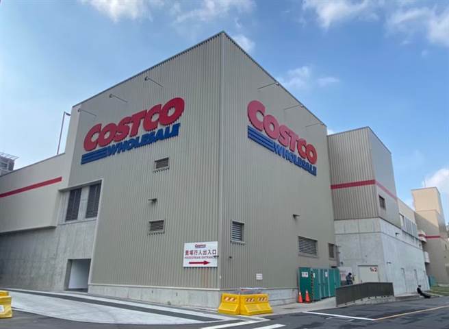 一名女网友到好市多后，就被两层楼高的耶诞树吸引，甚至吵着要买，令一旁的男友相当无奈。（图／示意图，中时新闻网资料照）