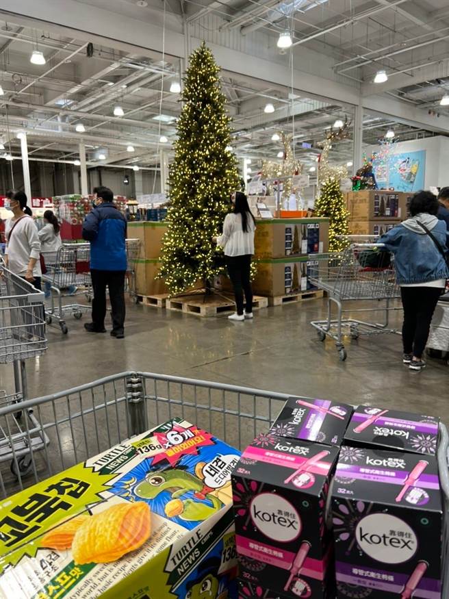 女友吵着要买耶诞树，令他不知如何是好。（图／翻摄自Costco好市多 商品经验老实说）