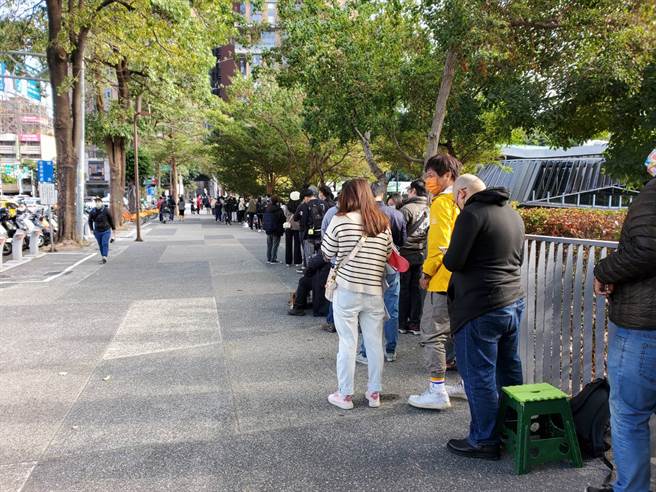 一蘭拉麵台中旗艦店今上午10點開幕，吸引逾400人排隊。（圖／翻攝自台中大小事）