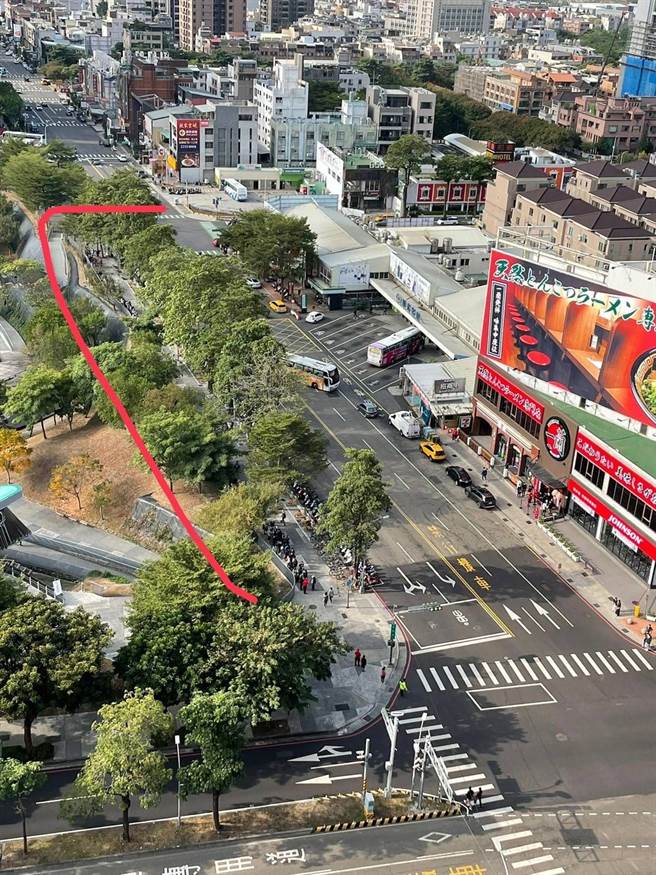 一蘭拉麵排人潮多到繞秋紅谷一圈。（圖／翻攝自台中大小事）