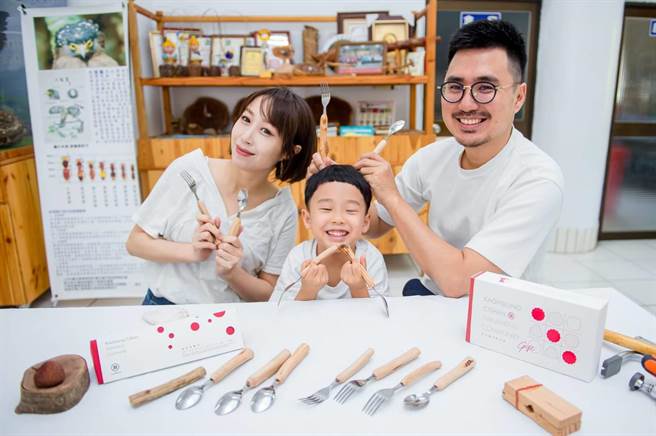 旗山南胜社区推出的荔枝木餐具结合文创与在地特色。（高雄市政府农业局提供／林雅惠传真）