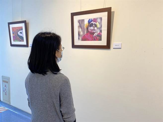 到院民眾觀賞攝影展。（童綜合醫院提供／王文吉台中傳真）