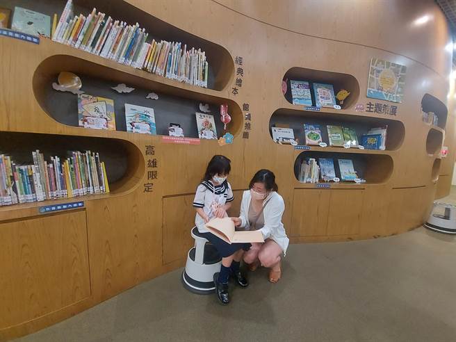 隆大营建支持台湾原创绘本专区。（曹明正摄）