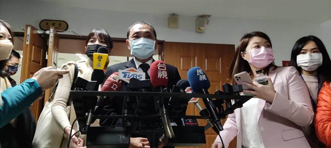 新北市长侯友宜今上午警查获我国陆上最大宗海洛因毒品案记者会简短回应，「谢谢大家，食安我们永远要守护」。(陈慰慈摄)