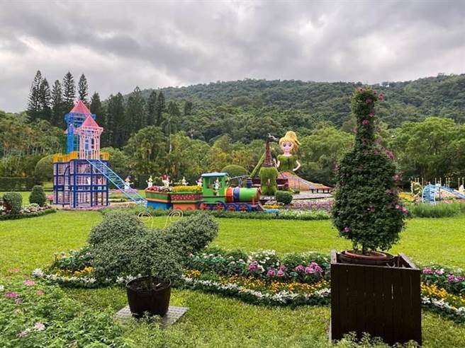 菊展入口处设有第一个好运点「转运摩天轮」。（北市公园处提供／杨亚璇台北传真）