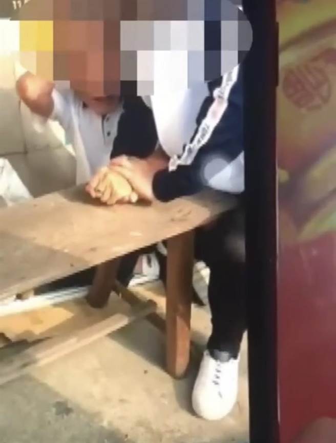 李姓男子因为遭误陷诈赌，被带到一间环保公司内猛打一顿。（翻摄照片／洪靖宜高雄传真）