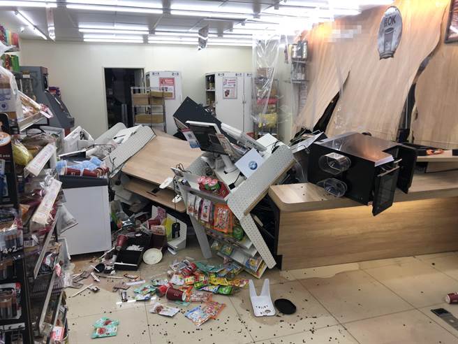 桃園男酒駕撞進超商，櫃台被撞爛店員受傷。(警方提供／呂筱蟬桃園傳真)