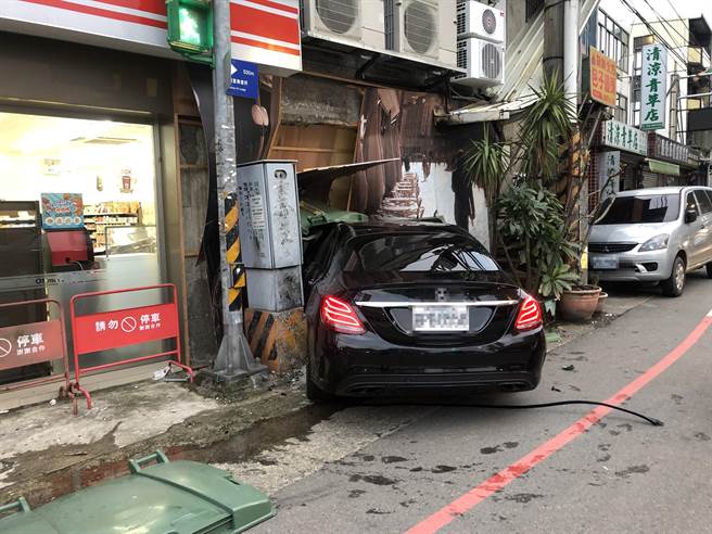 桃園男酒駕撞進超商，櫃台被撞爛店員受傷。(警方提供／呂筱蟬桃園傳真)