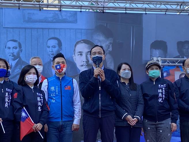 國民黨主席朱立倫（中）上午到台南宣講公投及慶祝127周年黨慶。（曹婷婷攝）