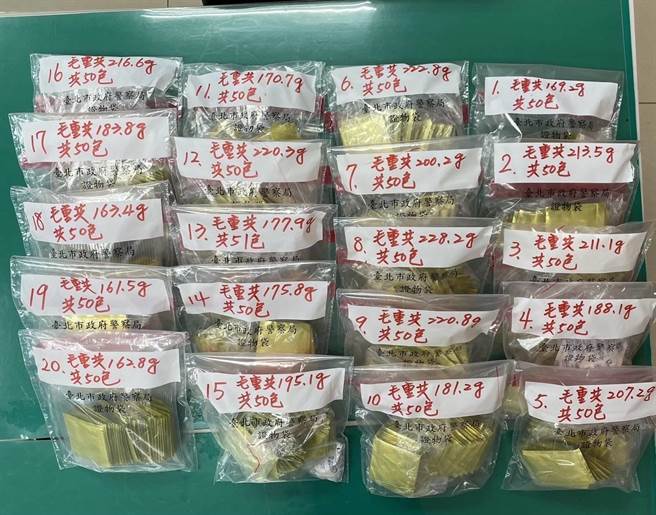 警方在陈男的车上起出1001包毒果汁包。（图／李文正翻摄）