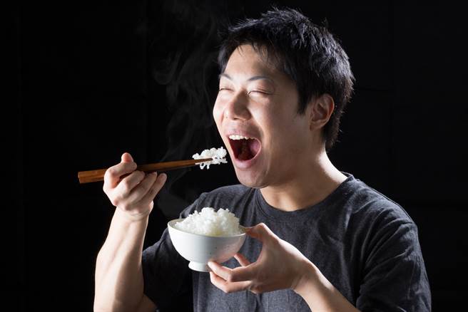 妈妈与老婆都做了晚餐，人夫选择先吃妈妈做的，结局GG了。（图／shutterstock）