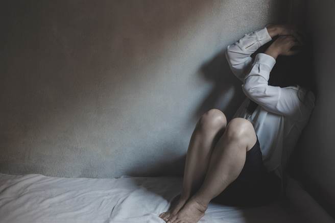 台北1名男子2018年在脸书「交换伴侣」社团邀约1名男网友对自己女友小芳（化名）逞欲，当时他在讯息中说可以内射，事后仅收500元清洁费。（示意图/Shutterstock提供）