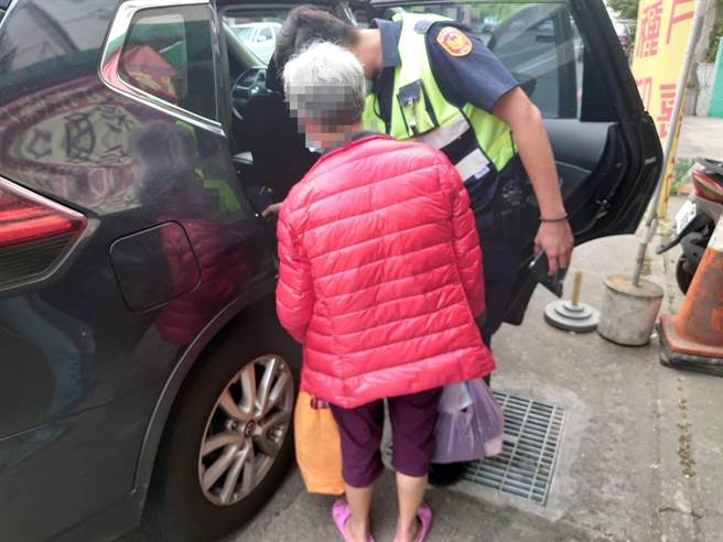 张姓妇人从新竹南下找胞弟，迷失在台中太平街头，太平警分局新平派出所员警发现立即上前关心，先将妇人带返派出所安置并提供餐点供其果腹，再协助寻人。（台中市太平警分局提供／冯惠宜台中传真）