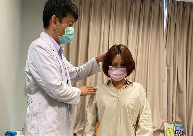 长安医院復健科医师詹益承呼吁，工作需求而长时间盯着萤幕或故定同一姿势者，尽量至少每30分钟做一次六个方向的颈椎伸展运动。（冯惠宜摄）