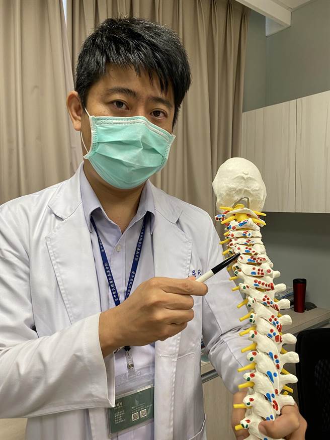 长安医院復健科医师詹益承说，落枕主要是因不良姿势使得颈椎里的小面关节错位而造成疼痛僵硬。（长安医院提供／冯惠宜台中传真）