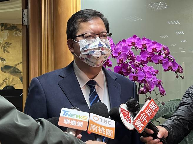 桃园市长郑文灿24日宣布，市警局即日起透过交叉、复式巡查，提高超商见警率及巡逻密度，「要进去派出所、不是只有签到！」(蔡依珍摄)