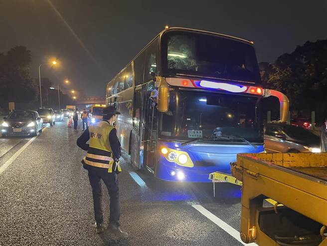 许姓、洪姓国军紧急出手救援，不仅车上43名乘客没有伤亡，也未造成其他车祸。（翻摄照片）