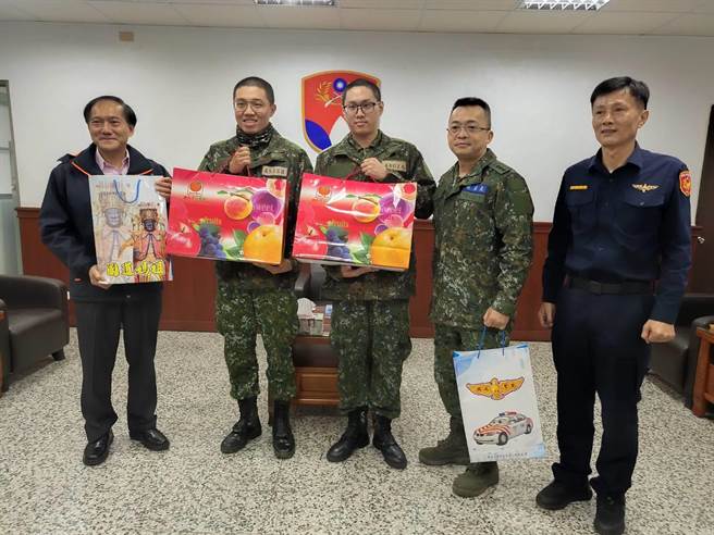 由于许姓、洪姓役男出手，未造成更大的车祸，国道警方特别致赠纪念品感谢。（翻摄照片）