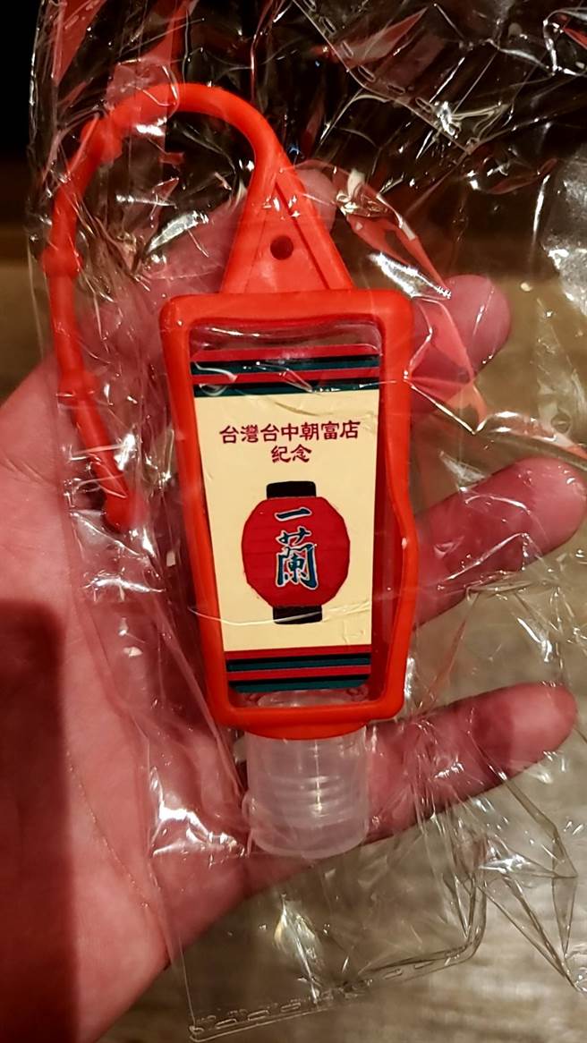 民眾分享1500名入店的贈品，是攜帶式乾洗手。（圖／翻攝自台中大小事）