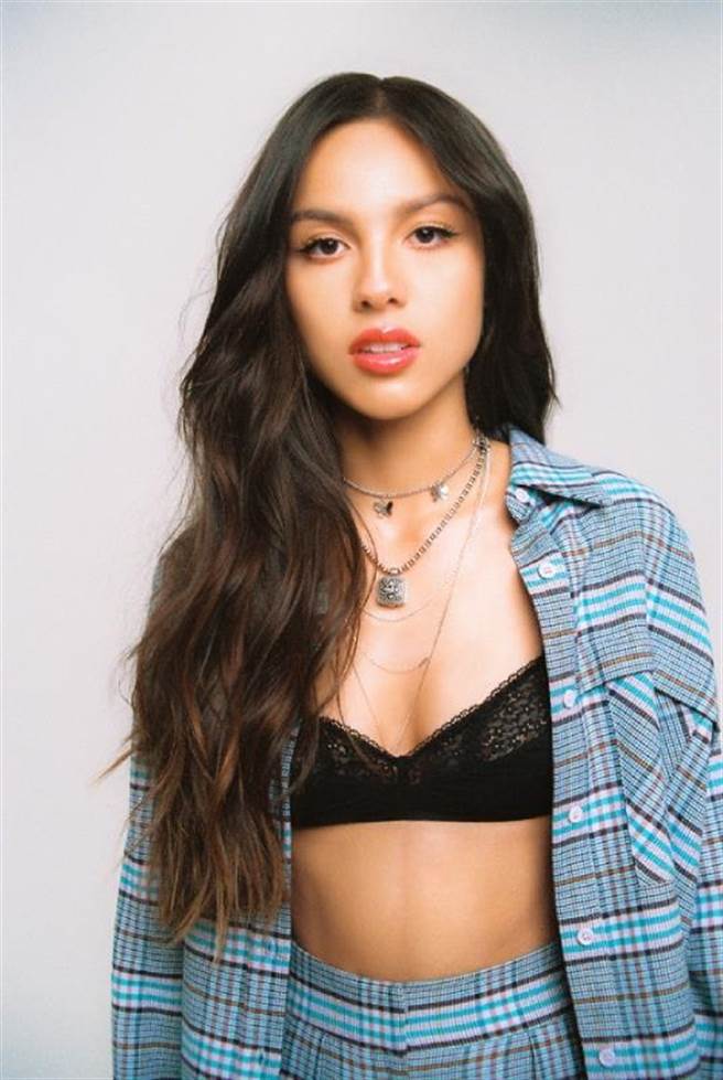 ↑奥莉维亚堪称是今年最强新人，一口气通包葛莱美4大奖入围。（环球音乐提供）