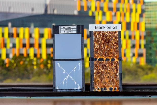 工研院太陽能支架防蝕塗料具有優異的高耐候性能，太陽能支架試片通過極端嚴苛腐蝕環境加速測試（左），與一般未塗裝的鍍鋅鋼料腐蝕（右）情形。（工研院提供／羅浚濱新竹傳真）