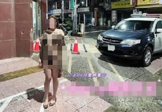 崔女今年6月27日凌晨2时许带着粉色口罩徒步走到三民一分局哈尔滨派出所旁，打开驼色外套三点全裸，由站在前方的林男拍下裸照。（资料照片）