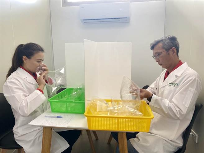 嘉义县环保局在食安大楼检验室内设立专属异味官能测定室，并培训36名嗅觉员，即俗称的「闻臭师」，未来可自行在闻臭室执行异味检测判定。（嘉义县政府提供∕吕妍庭嘉义传真）