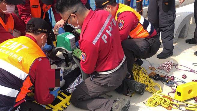 一名女子垂挂在澎湖观音亭西瀛虹桥上遭救下。（消防局提供／陈可文传真）