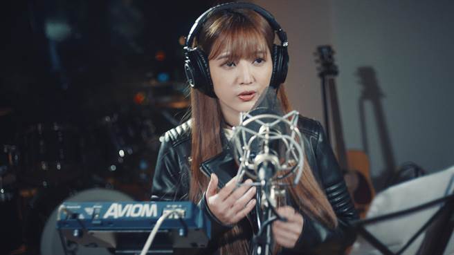 黃美珍3年前赴美工作時突發靈感，寫出新歌〈無所不在〉，但她一直沒有發表，直到今年疫情期間，她心想：「如果有個Rap，是不是更完整？」她即刻開始著手，「在短短的三天時間，寫完32小節的Rap，所以我就哭著把它寫完！」。（彩虹天堂提供）