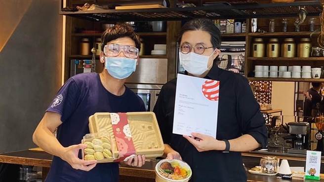 金瓜三号蔡威德(左)与设计师韩世国(右)合作推出的茶山礼盒获德国红点产品设计奖。（新北市农业局提供）